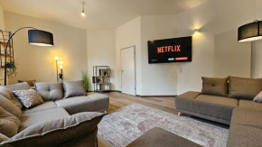 YFB-170m2 Apartment für bis zu 15, modern, 1min zu UBahn, Ruhige Lage, Parkplätze, WIFI, Netflix, Kindergerecht